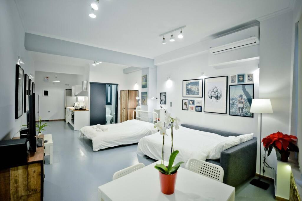 The Old Tailor Factory White Apartment *