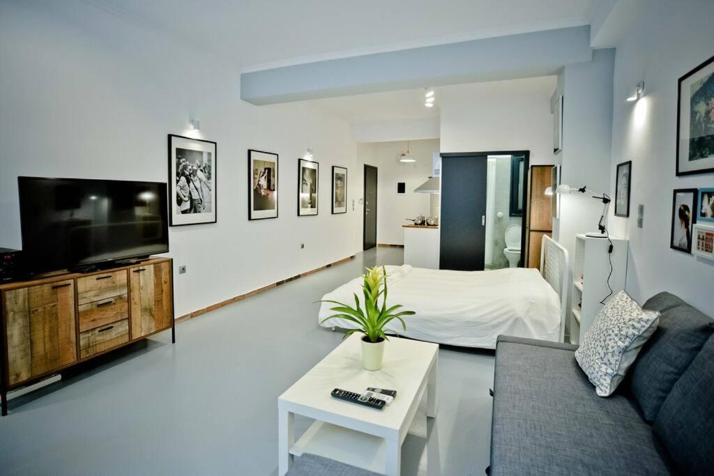 The Old Tailor Factory White Apartment *